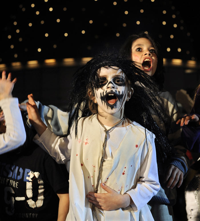 People dance Thriller during the &quot;Thrill The World 2009&quot;, a global celebration of late singer Michael Jackson, in Buenos Aires. (Image: AFP)