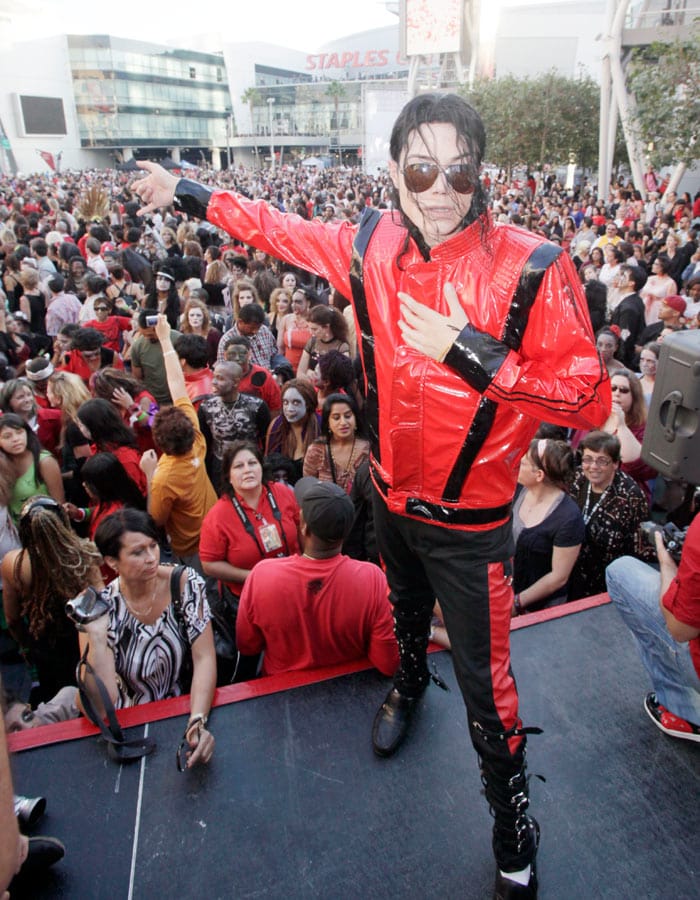 Michael Jackson impersonator Michael Kiss, 22, of Northridge, Calif., strikes a Jacksonesque pose before leading several hundred costumed dancers hoping to set a worldwide record for the most people dancing simultanely to the Jackson hit, &quot;Thriller&quot;. (Image: AP)