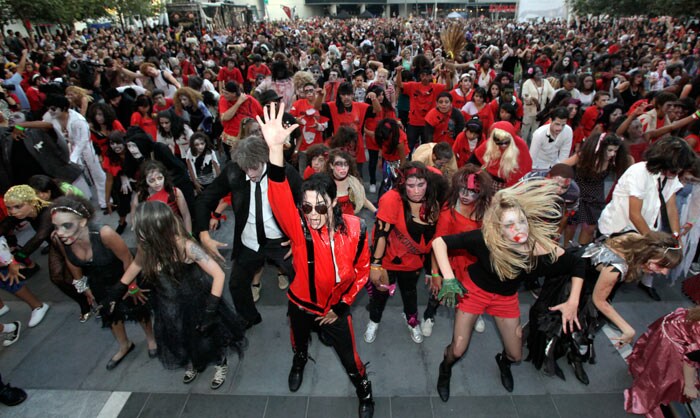 Michael Jackson impersonator Michael Kiss, 22, of Northridge, Calif., center, leads several hundred costumed dancers, hoping to set a worldwide record for the most people dancing to the Michael Jackson hit, &quot;Thriller&quot;. (Image: AP)