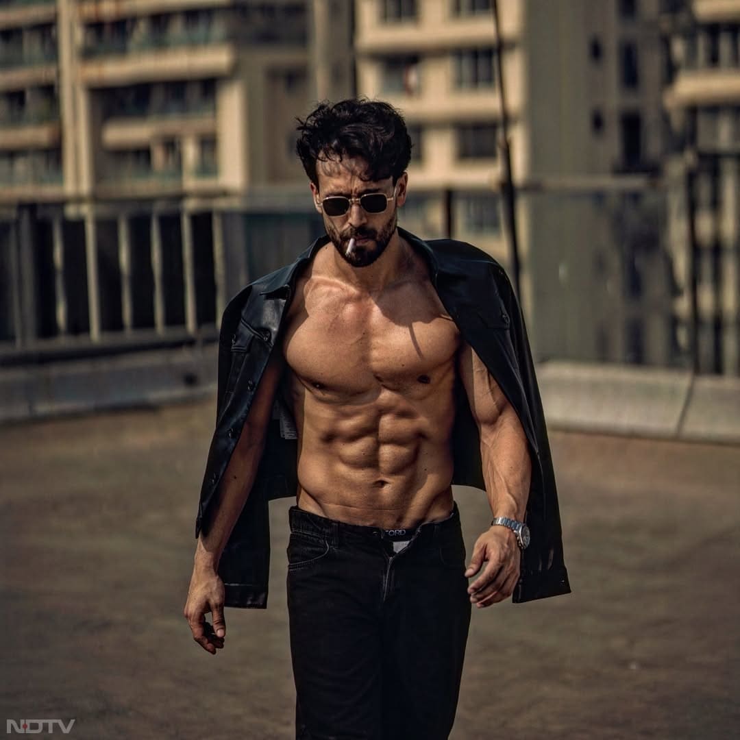 टाइगर श्रॉफ अपने फैंस के लिए जबरदस्&zwj;त बॉडी में फोटोज शेयर करते रहते हैं. tigerjackieshroff/Instagram