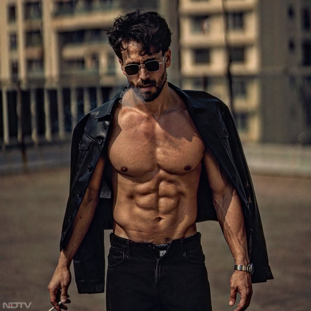 फोटोज शेयर करते हुए उन्&zwj;होंने लिखा, Getting there.. 📷tigerjackieshroff/Instagram