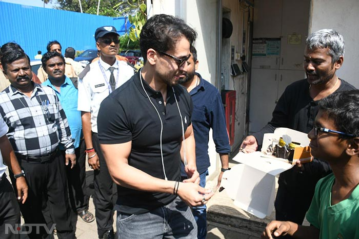 Tiger Shroff pictured cutting his birthday cake. (Image courtesy: Varinder Chawla)