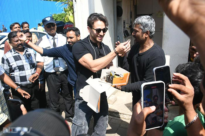 Tiger Shroff celebrated his birthday with the paparazzi. (Image courtesy: Varinder Chawla)