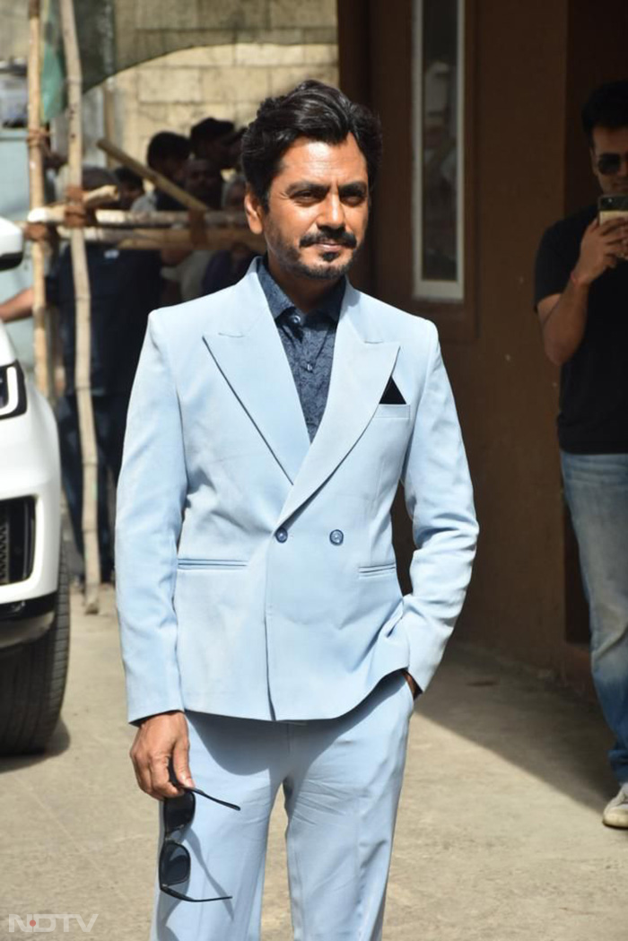 Nawazuddin Siddiqui posed for the shutterbugs stationed outside. (Image Courtesy: Varinder Chawla)