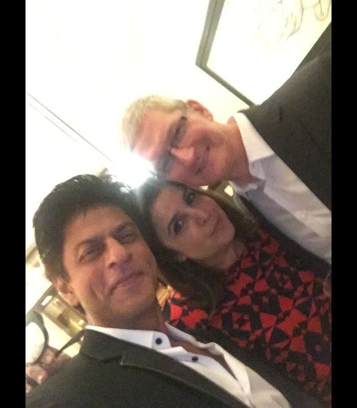 Selfies and Pics From Shah Rukh Khan\'s Party for Tim Cook