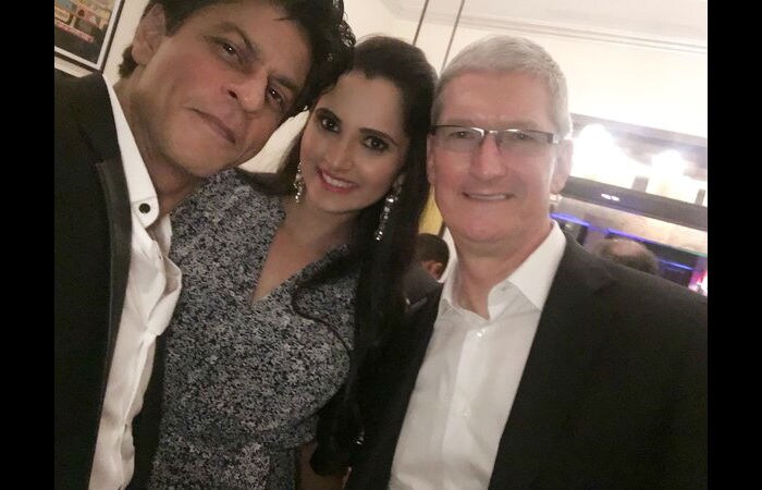 Selfies and Pics From Shah Rukh Khan\'s Party for Tim Cook