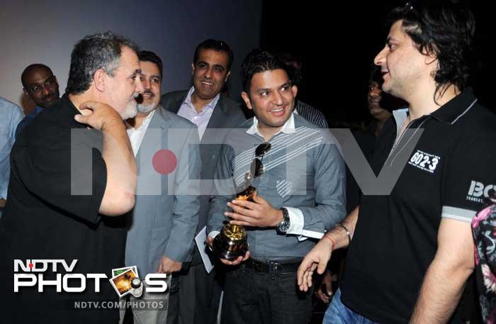 Jon Landau and producer Goldie Behl chit-chat while Bhusan Kumar looks on holding the prestigious Oscar trophy.