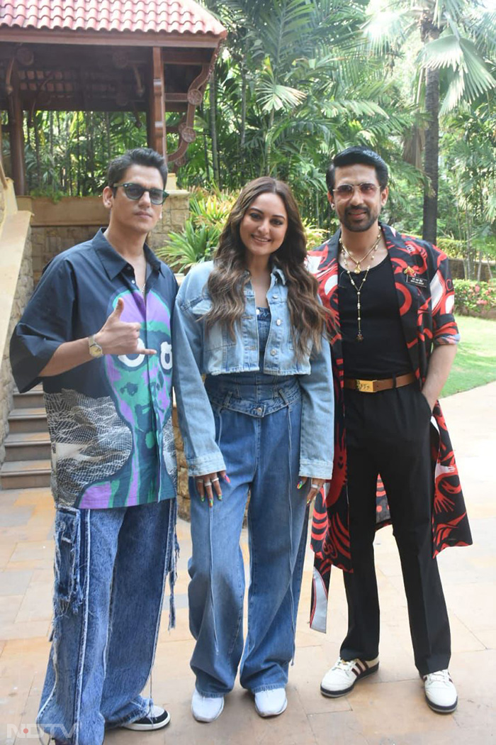 Sonakshi Sinha, Vijay Varma and Gulshan Devaiah posed together for the paparazzi. (Image Courtesy: Varinder Chawla)