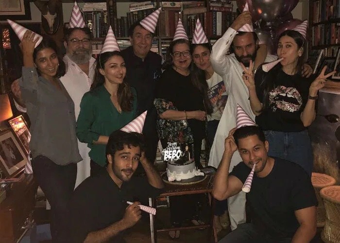 मंगलवार को करीना कपूर ने अपना 41वां जन्मदिन मनाया. उनकी ज़िंदगी के बीते दो साल काफी खुशनुमा साबित हुए. इस साल फरवरी में करीना दूसरी बार मां बनीं. वहीं करीना पहली बार 2016 दिसंबर में मां बनी थी. करीना और सैफ अली खान के दो बेटे हैं, जिनका नाम तैमूर और जेह है. करीना को आखिरी बार फिल्म ‘अंग्रेजी मीडियम' में देखा गया था.