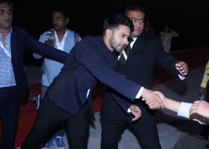 Salman, Kareena, Parineeti, Big B Shine at TOIFA Red Carpet