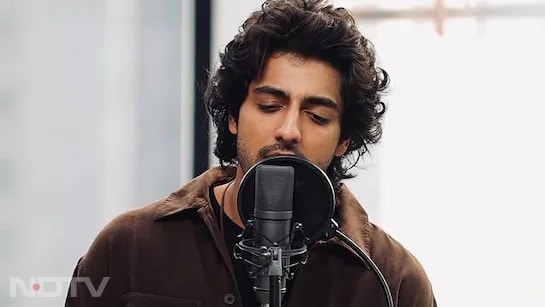 पहले नंबर पर अहान पांडे और अनीत पड्डा की डेब्यू फिल्म सैयारा है.