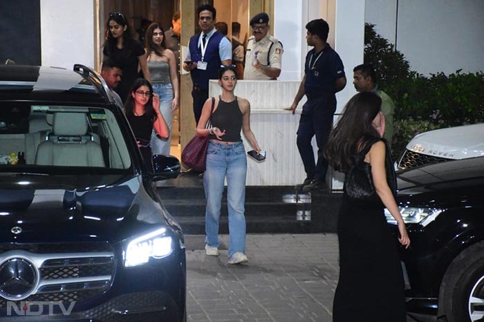 Travel Buddies Ananya Panday And Shanaya Kapoor Check Into Mumbai