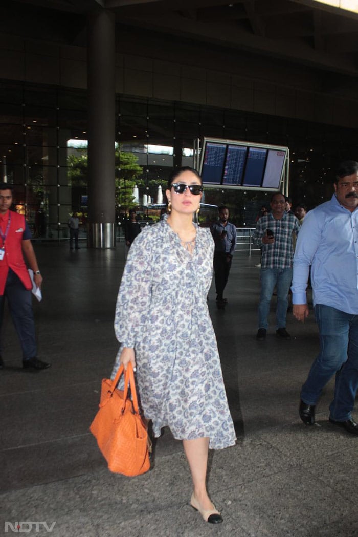 Kareena Kapoor was spotted at the Mumbai airport. (Image Courtesy: Varinder Chawla)