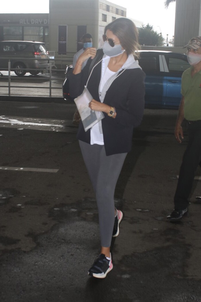 Shweta Bachchan Nanda was also spotted at the Mumbai airport.