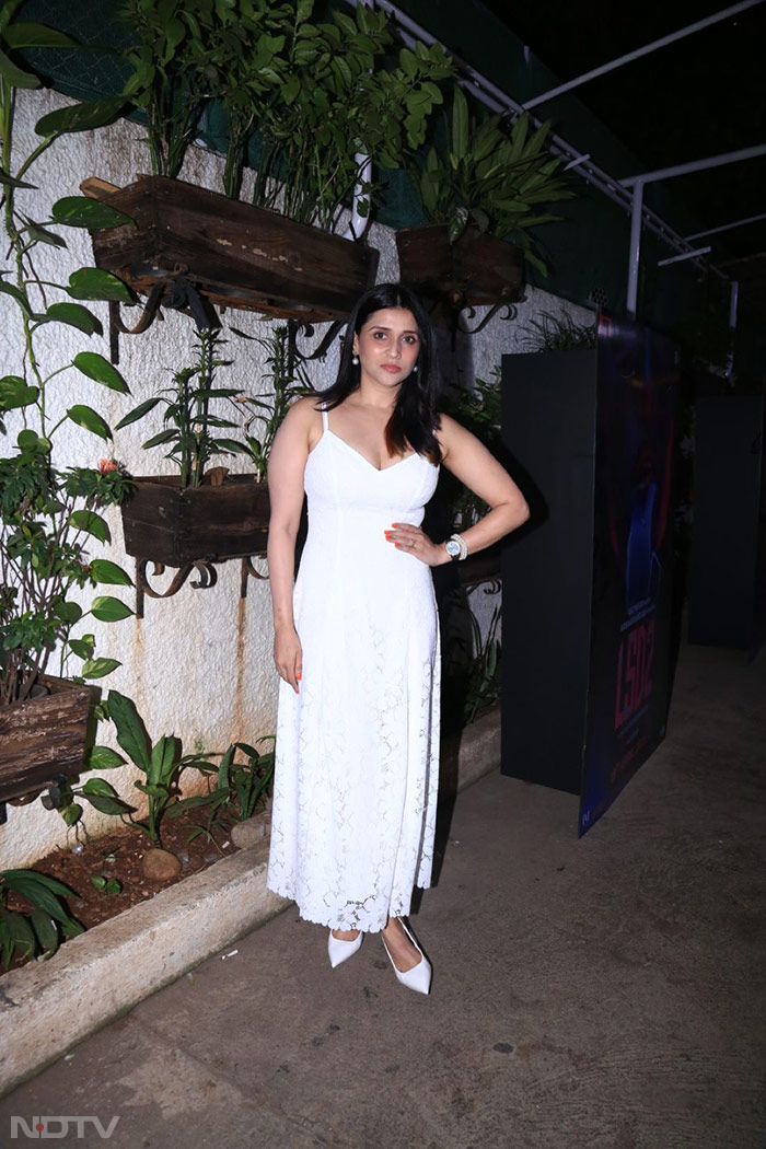 Mannara Chopra made heads turn in a dress. (Image Courtesy: Varinder Chawla)