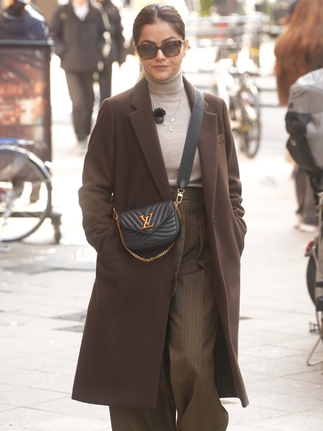 इस कपल की जुड़वां बेटियां हैं. पर रुबीना के फैंस उनकी फिटनेस देखकर कहते हैं कि कोई उन्&zwj;हें दो बच्&zwj;चों की मां नहीं कह सकता.  rubinadilaik/Instagram