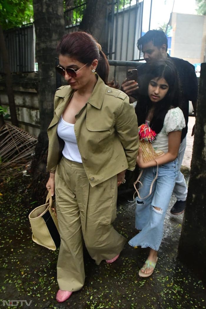 Twinkle Khanna And Daughter Nitara\'s Day Out