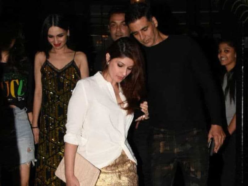 Photo : Twinkle Khanna And Akshay Kumar Step Out For Anniversary Dinner