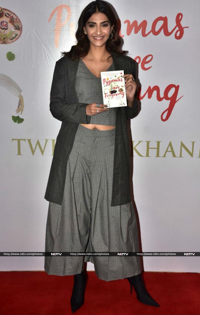 Akshay Cheers For Twinkle Khanna With Sonam And Ranveer