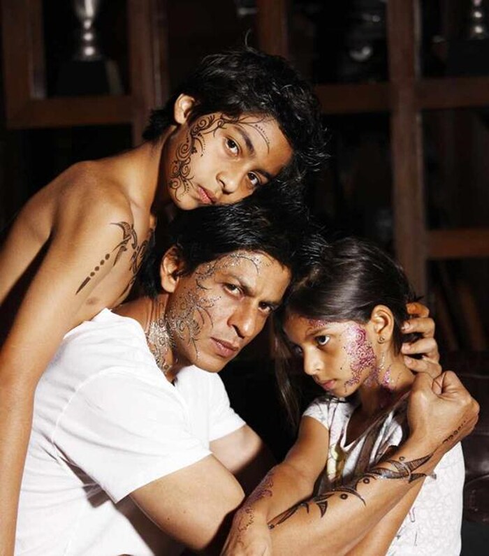 SRK and his kids, Aryan and Suhana, pose for a pic with matching henna tattoos.