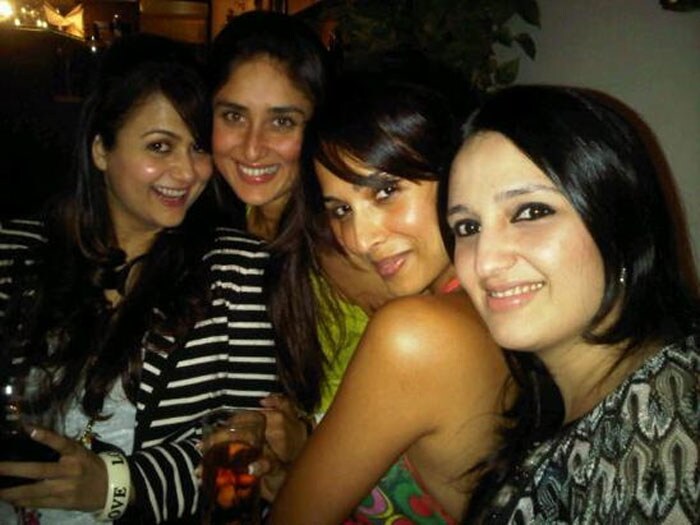 Kareena, Amrita Arora get cozy with Malaika and a friend.