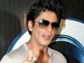 Photo : SRK greets the Bachchans