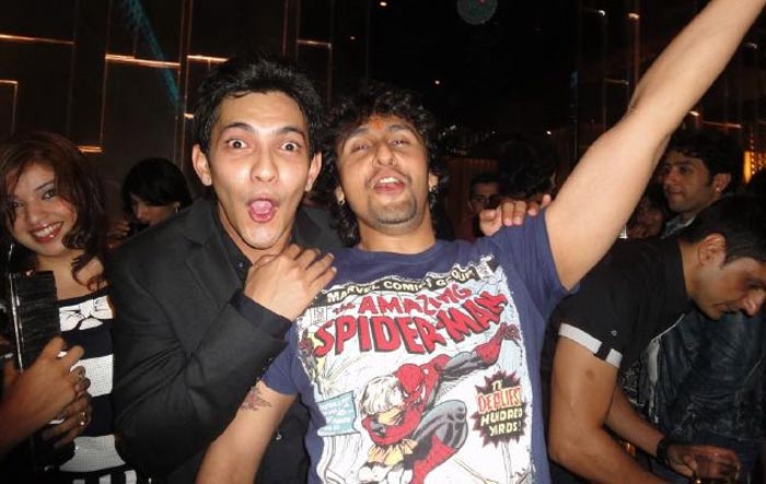 Singer Sonu Niigam was spotted at Aditya b'day bash.<br><br>Singer Aditya Narayan posted a few pics of his birthday party on Twitter. The singer and anchor turned 24 on August 6. He tweeted: "Ok guys posting a few bday pics :)"