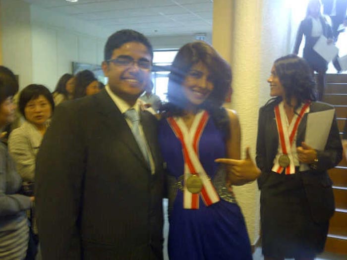 Priyanka with brother Sidharth: "Me wearing my brothers medal at his graduation... proud me!!"