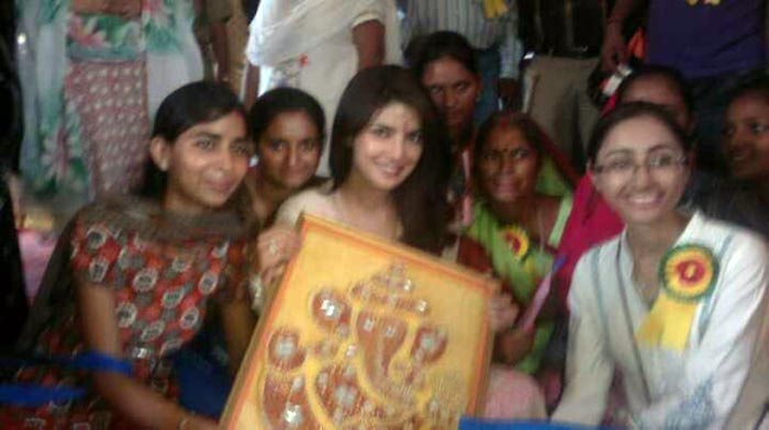 The girls gifted her a painting of Ganpati, in the spirit of Ganesh Chaturthi.<br><br>
Coming up: Aditya Narayan's birthday bash tweets