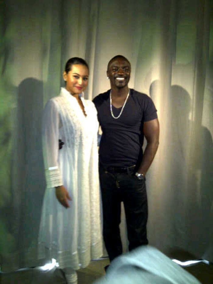 Sonakshi Sinha posted a photo of her posing with singer Akon, who is in India for a concert, on Twitter. Sonakshi wrote: "Konvicted. Welcome to India Akon! "