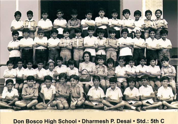 Akshay Kumar teased his fans on Friendship Day (August 7), as he posted this pic of him in younger days and tweeted: "Since so many of u requested 2 c d photo my school friend gifted me, here I am sharing it with you all on Friendship Day... So can you guess which one is me?"<br>
(The answer is one click away!)