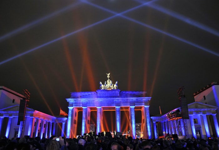 Spectators wait for the beginning of a concert of the band U2 at the Brandenburg Gate in Berlin, Thursday, November 5, 2009. The concert is in conjunction with the 2009 European MTV Awards. (Photo: AP)