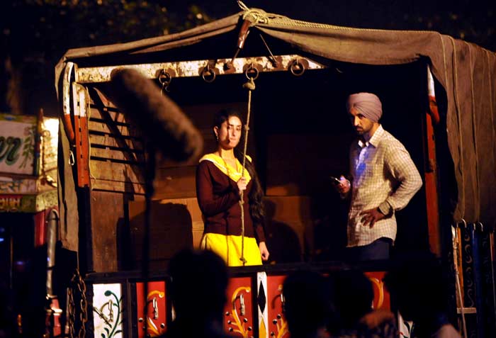 Kareena Kapoor Khan and her <I>Udta Punjab</i> co-star Diljit Dosanjh were spotted on the sets of the movie in central Mumbai on October 25. Kareena plays a doctor in the movie, which deals with drug abuse in Punjab.