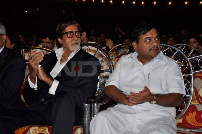 Sitting with the big guns, Big B and RR Patil found themselves to be neighbours during the show.