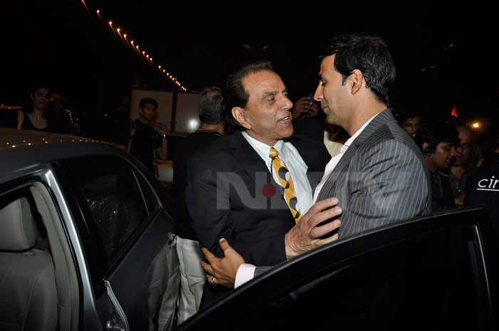 A warm moment between Akshay and Dharmendra.