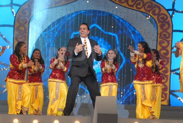 Dharmendra danced to his own tune, from his forthcoming film <i>Yamla Pagla Deewana</i>.