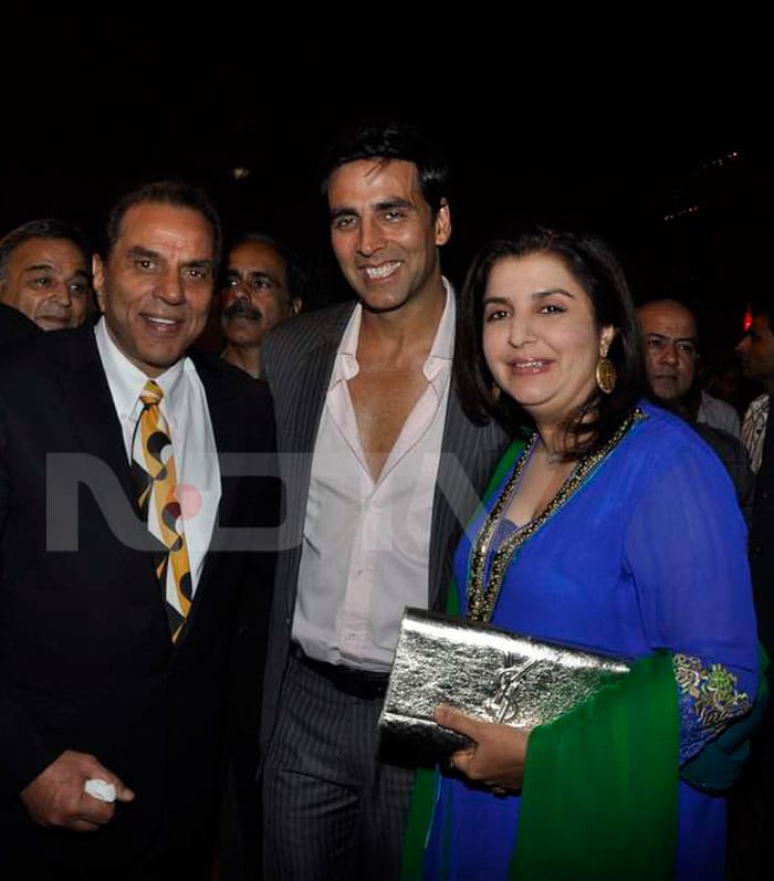 Farah and Akshay pose with the legend, Dharmendra.