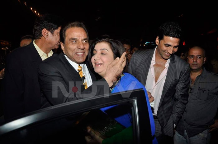 Dharmedra and Farah Khan do their meet and greet as well.