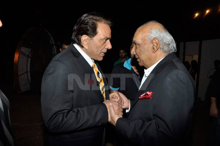 Dharmendra and Yash Chopra in deep conversation.