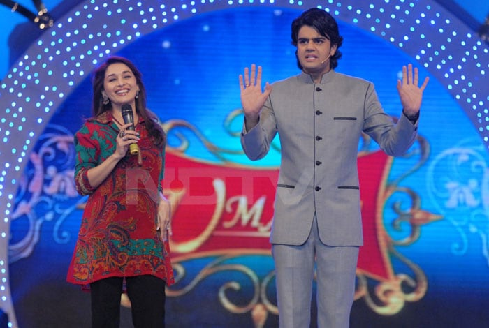 Madhuri lends Manish Paul a hand with hosting the event.