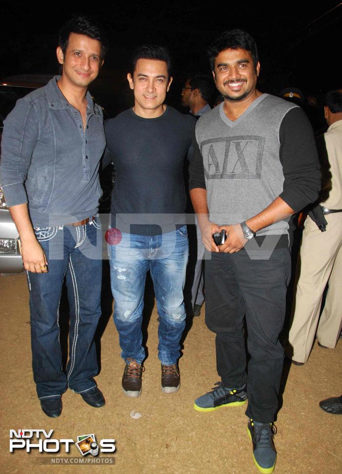 The <I>3 Idiots</i>, Aamir Khan, R. Madhavan and Sharman Joshi, pose for shutterbugs.
