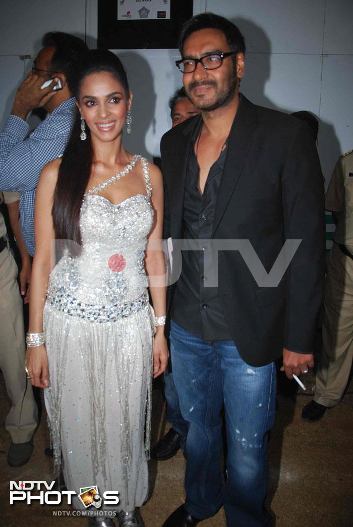 Mallika Sherawat looks happy to be clicked with <I>Golmaal</i> star Ajay Devgn.