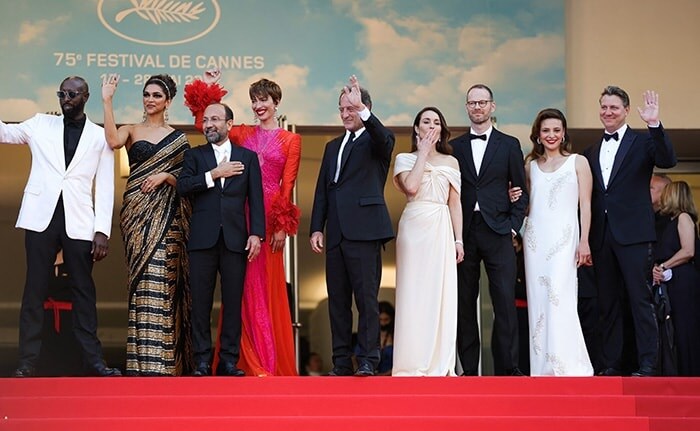 Cannes 2022 में देसी अंदाज में दीपिका पादुकोण बेहद स्टाइलिश लग रही हैं.