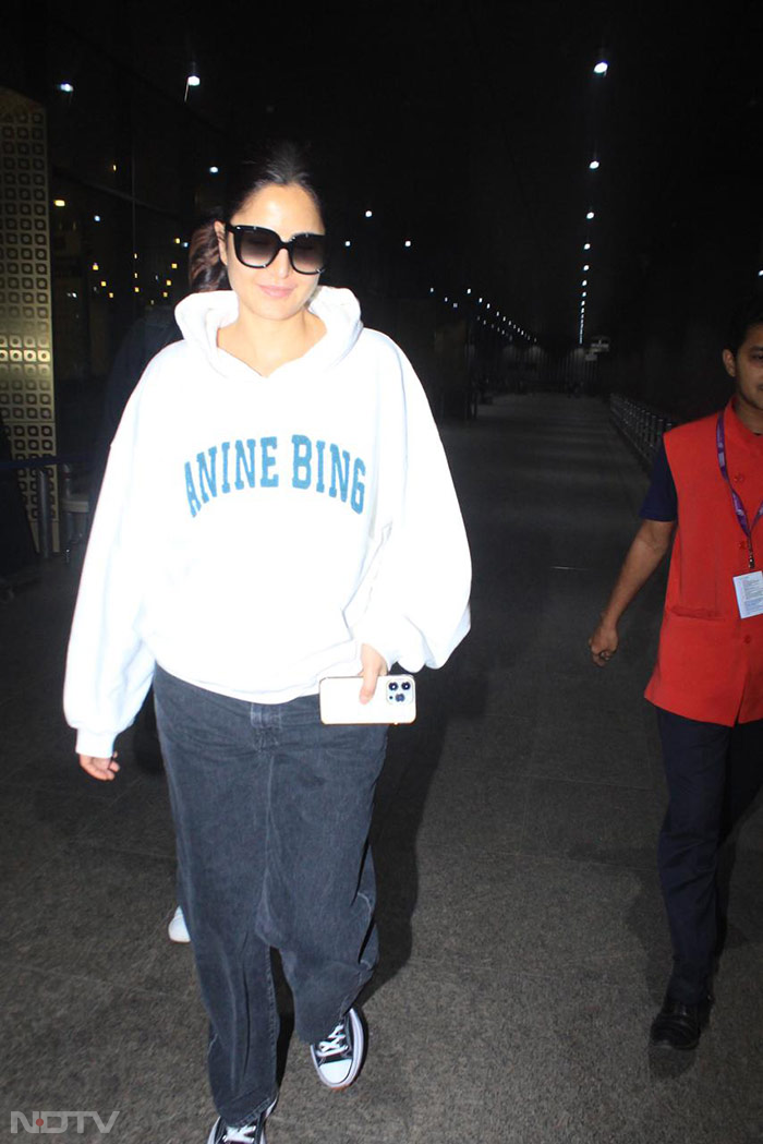 Katrina Kaif was pictured at the Mumbai airport and she kept her look casual and cool. (Image courtesy: Varinder Chawla)