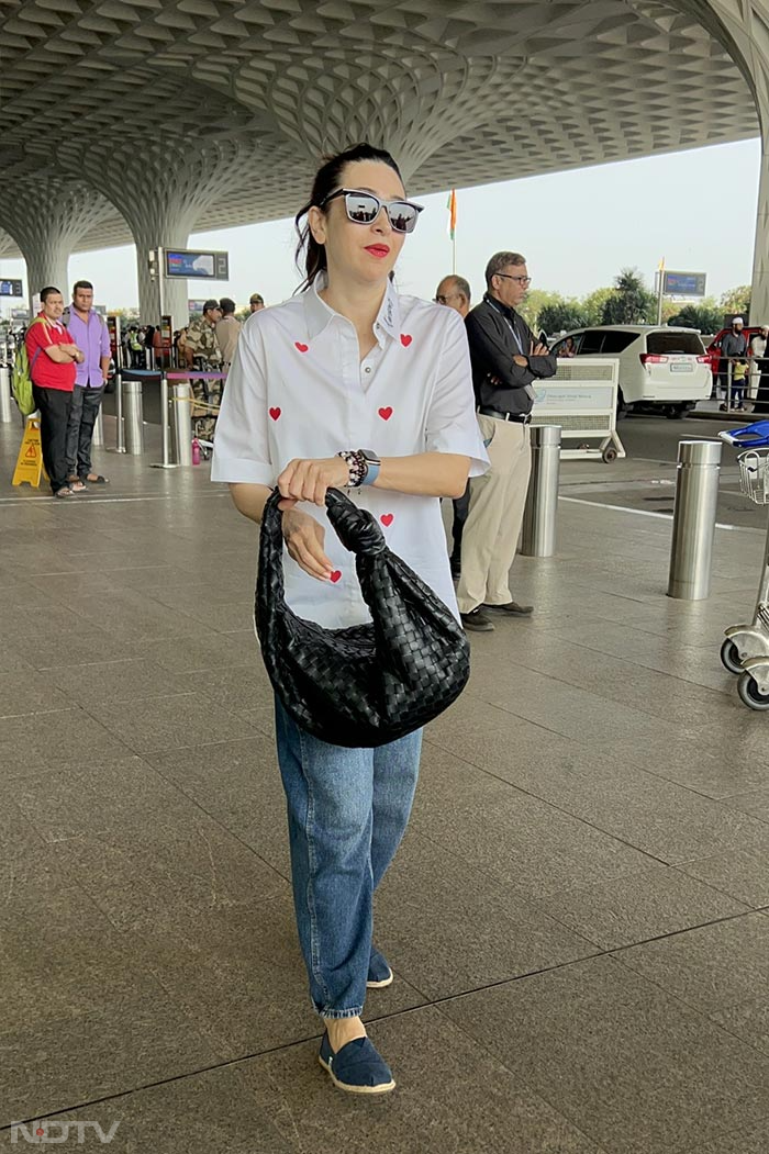 Trust Karisma Kapoor to serve the best airport fashion. (Image Courtesy: Varinder Chawla)