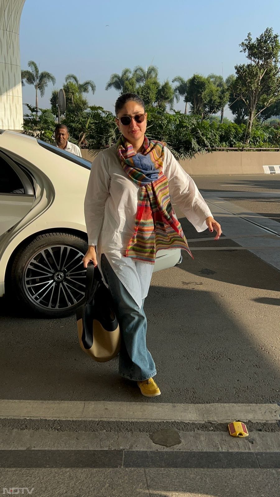 Kareena Kapoor made a stylish appearance at the airport (Image Courtesy: Varinder Chawla)