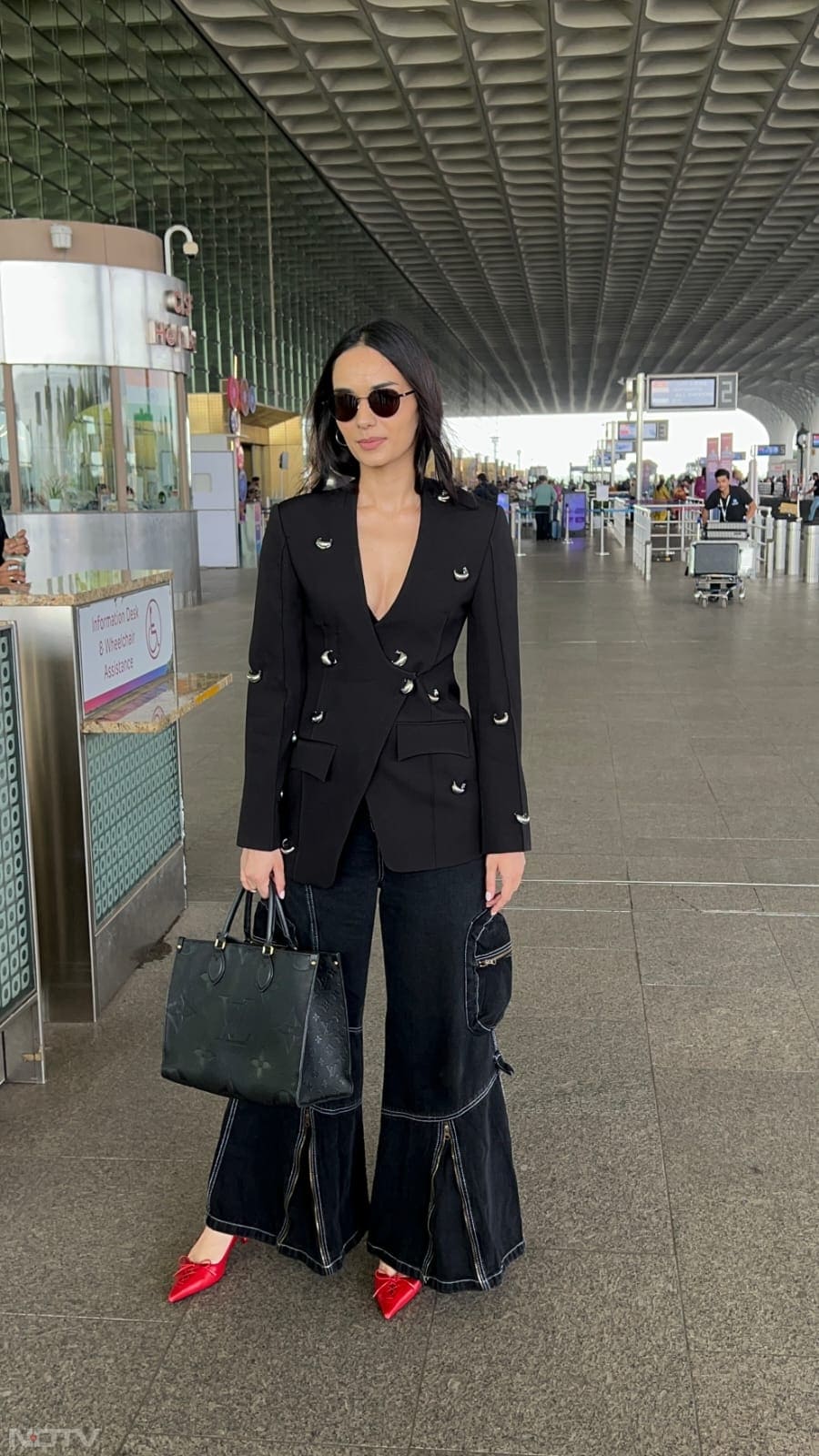 Manushi Chhillar looked chic in an all-black look (Image Courtesy: Varinder Chawla)