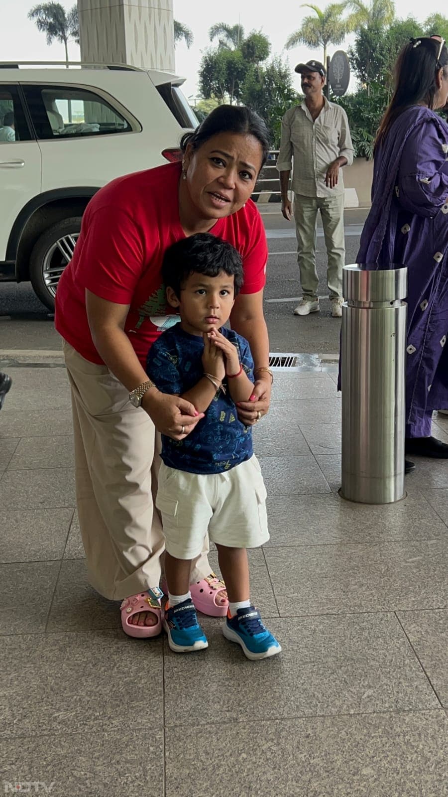 Bharti Singh and her son Golla greeted the paparazzi with folded hands (Image Courtesy: Varinder Chawla)