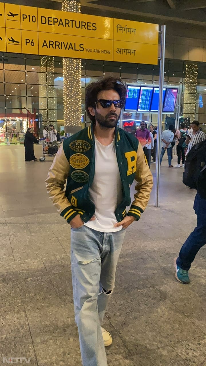 Kartik Aaryan looked dapper as usual (Image Courtesy: Varinder Chawla)