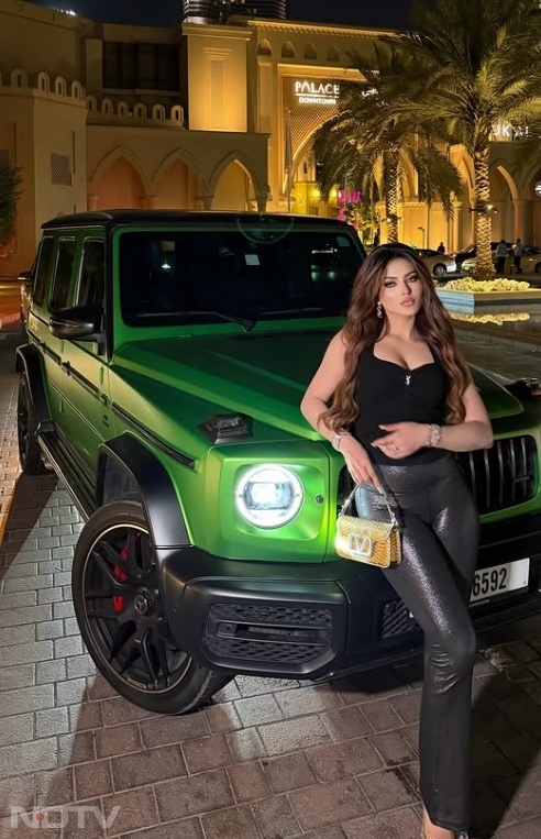 ब्लैक फिटेड टॉप और शिमरी पैंट में उनका लुक बेहद स्टाइलिश और कॉन्फिडेंट लग रहा है.